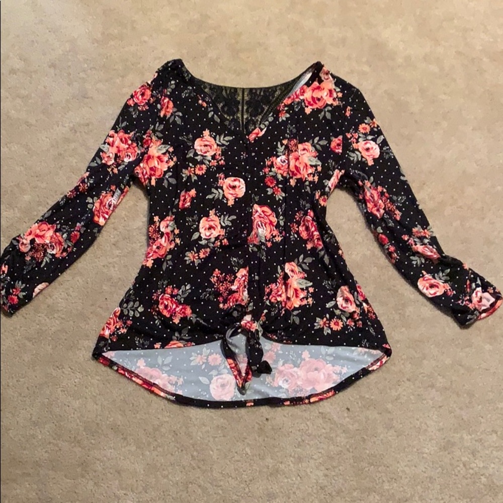 Adorable floral tie front top. 3/4 sleeve